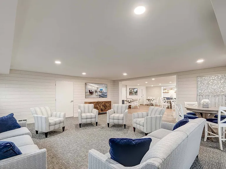 Castlewood Apartments — Photo 15
