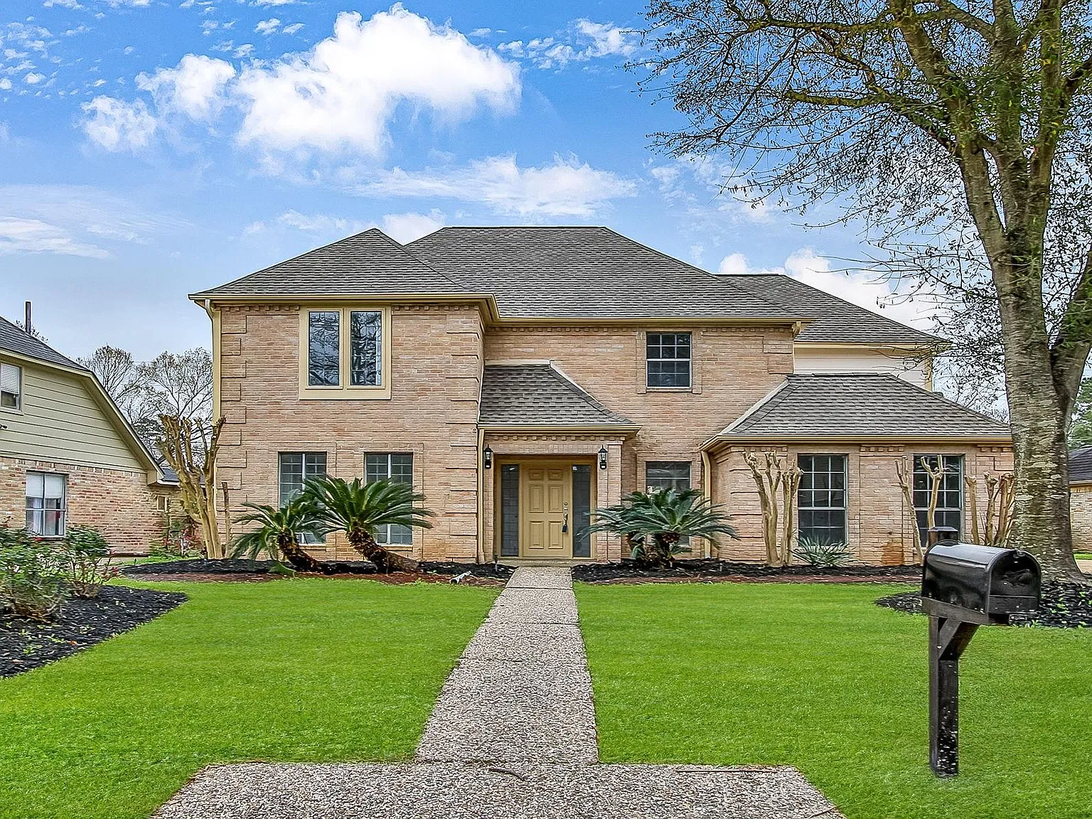 5 bed, 3.5 bath, 3240 sqft, $2,900 — Photo 1