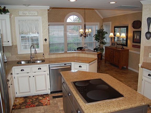 kitchen and Breakfast Area