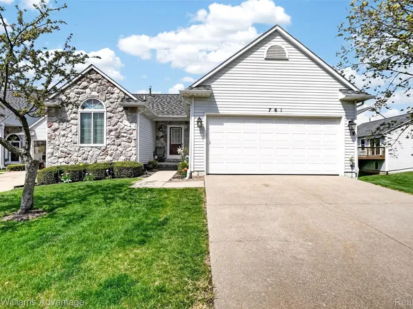 761 Knollwood Cir, South Lyon, MI 48178