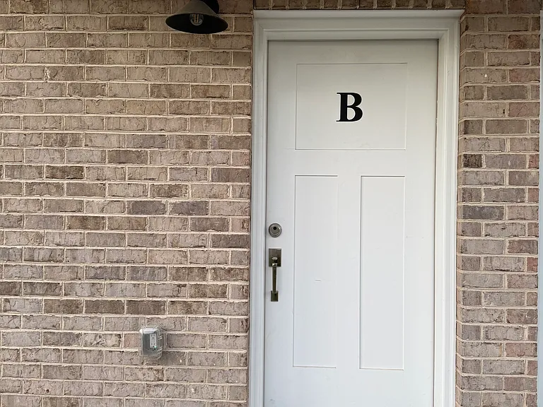 140 Avery Ln #B — Photo 3