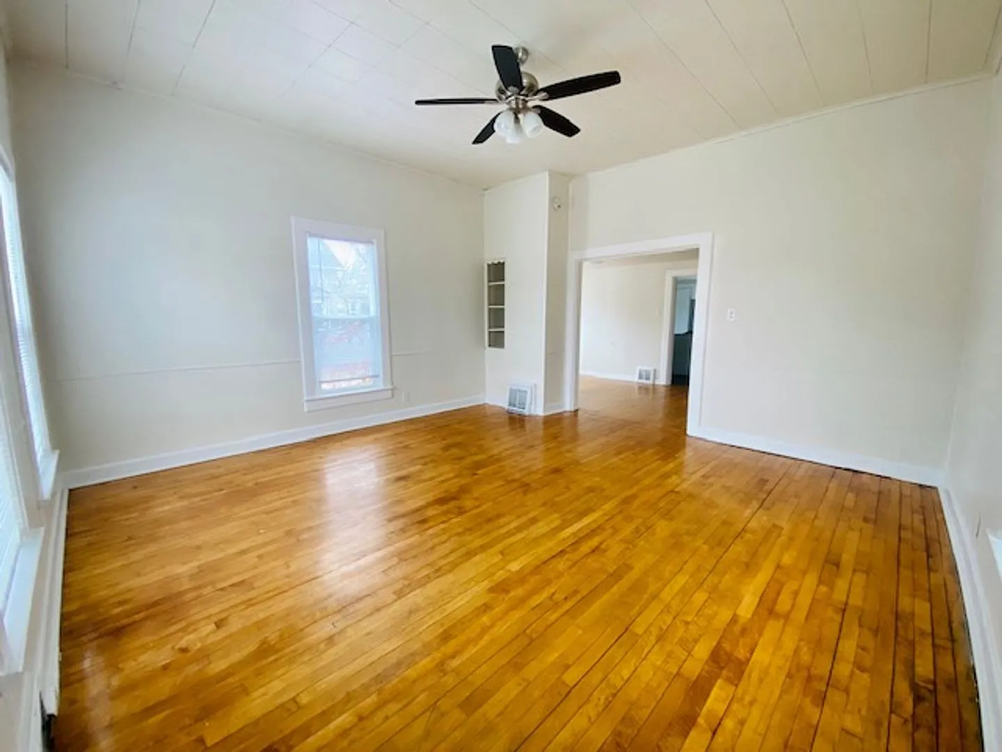 Spacious 2 Bedroom Single Family Home Available Mid November — Photo 3
