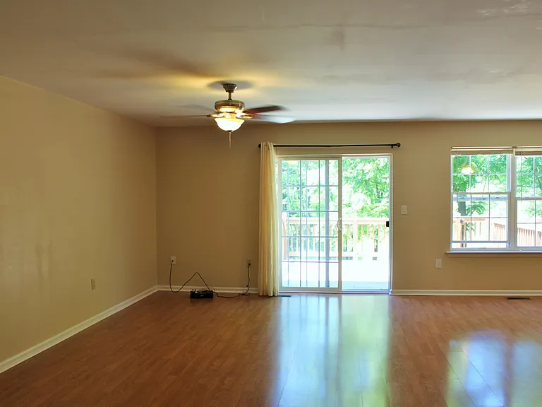 206 Hampshire Dr — Photo 3