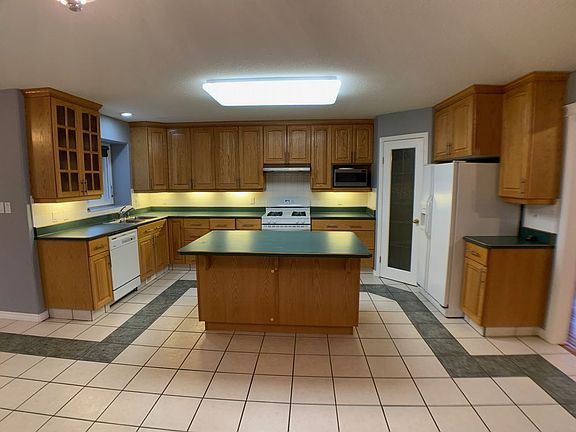 5th image of 325 Burton Pl