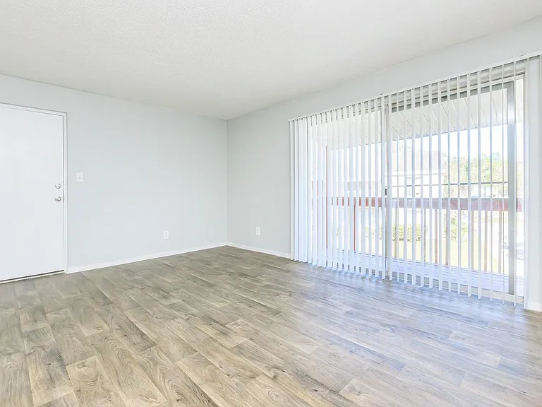 Crown Pointe Apartments — Photo 10