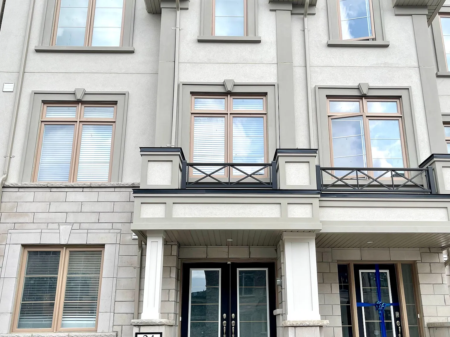4 bed, $4,050 — Photo 1