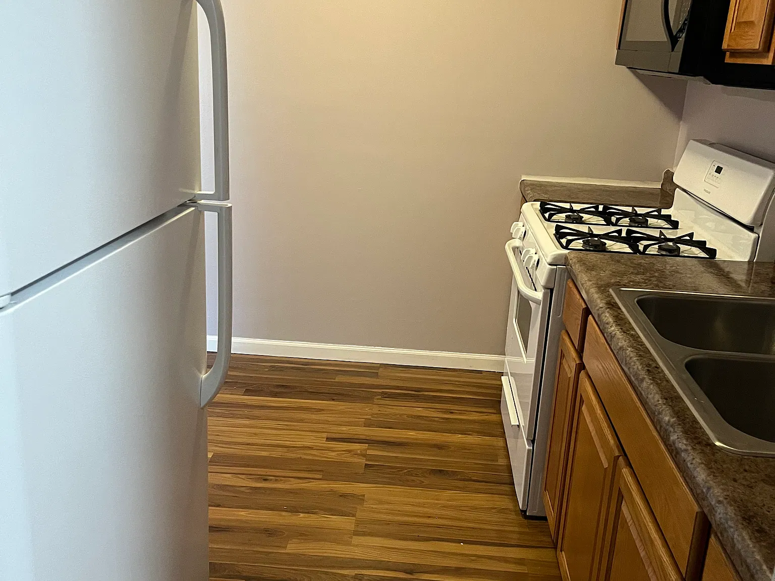 851 Blossom Ln — Photo 4