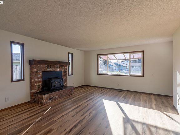 5th image of 535 NE 26th Ct
