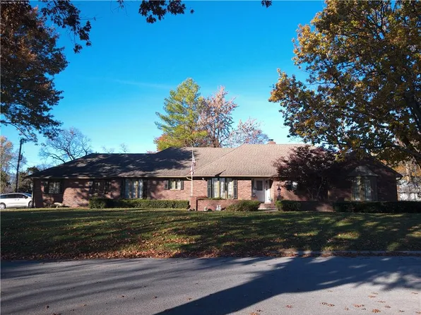 1102 Nakomis Dr, Paola, KS 66071