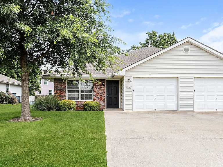 514 NW Woodbury Dr — Photo 1
