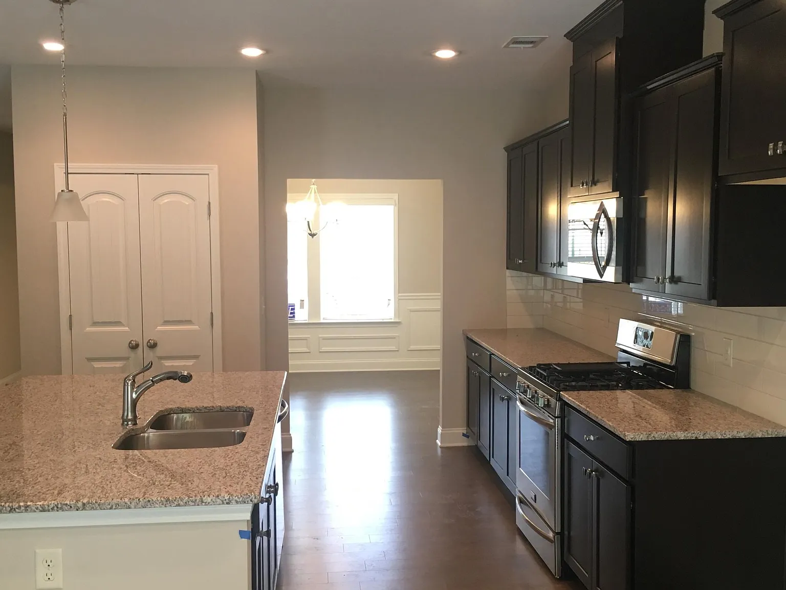 4 bed, 2.5 bath, 2332 sqft, $2,400 — Photo 3