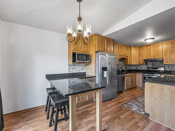 5th image of 933 Heritage Ct W