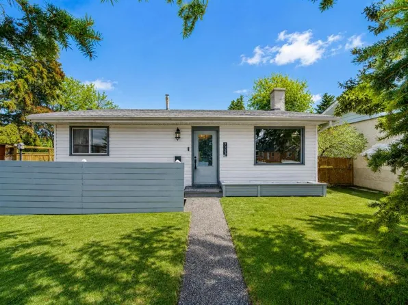 7723 E Hunterview Dr NW, Calgary, AB T2K 4P8
