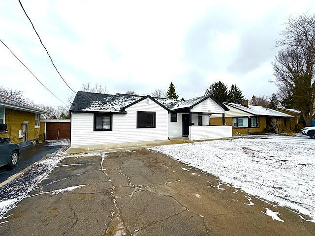 650 Victoria St #MAIN FLOOR — Photo 2