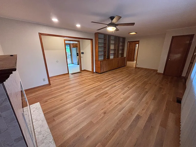 1054 N Eva Ave — Photo 3