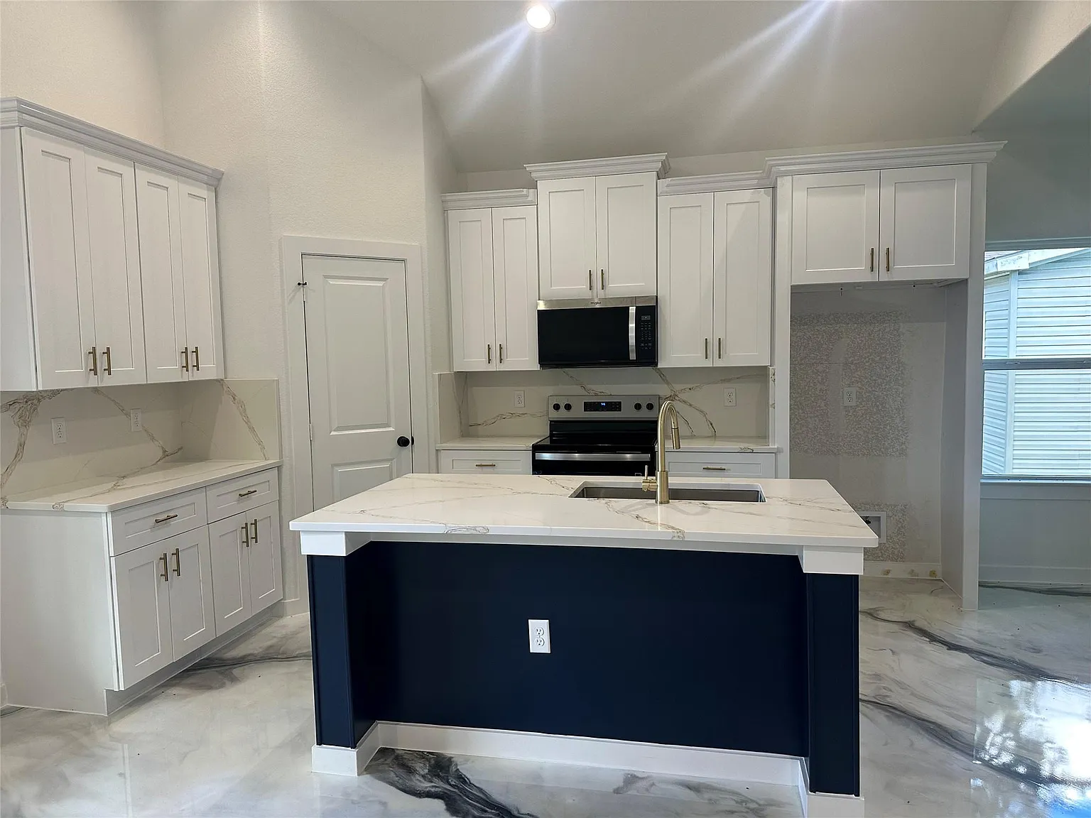 3 bed, 2.0 bath, 1020 sqft, $1,275 — Photo 2