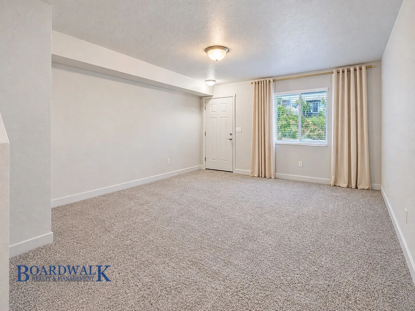 3 bed, 2.5 bath, 2000 sqft, $1,900 — Photo 3