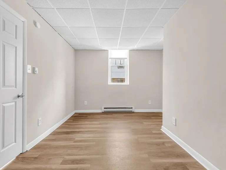 439 W Walnut St — Photo 7