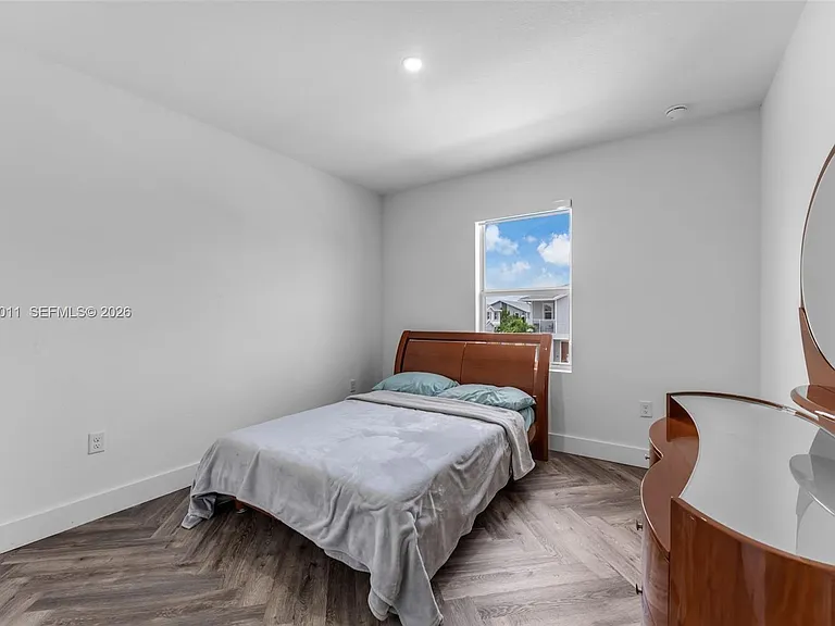 914 SE 18th St — Photo 11