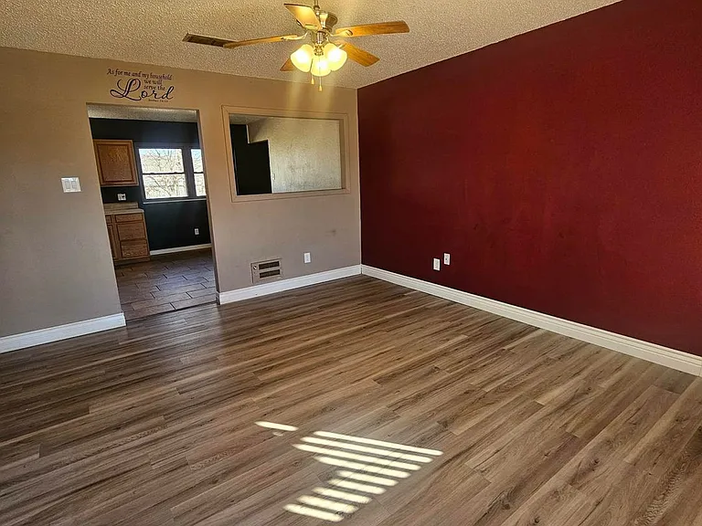 129 Tucker Cir — Photo 2