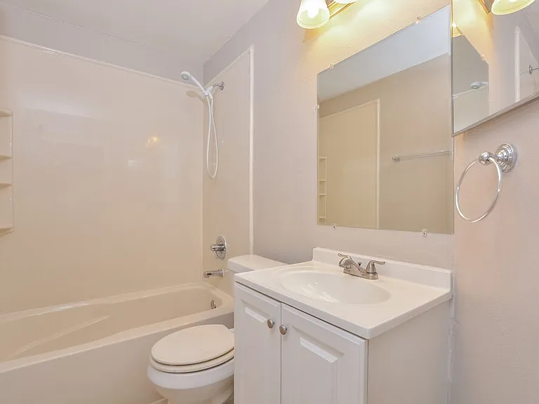1306 Silverthorn Dr — Photo 15