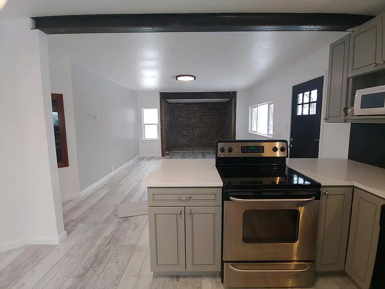 204 E Emma St — Photo 5