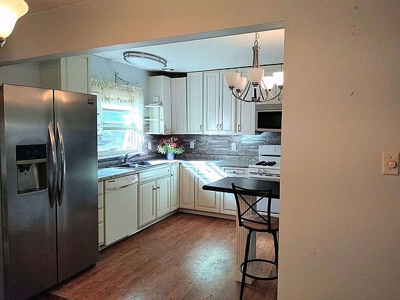 Dining room/updated kitchen