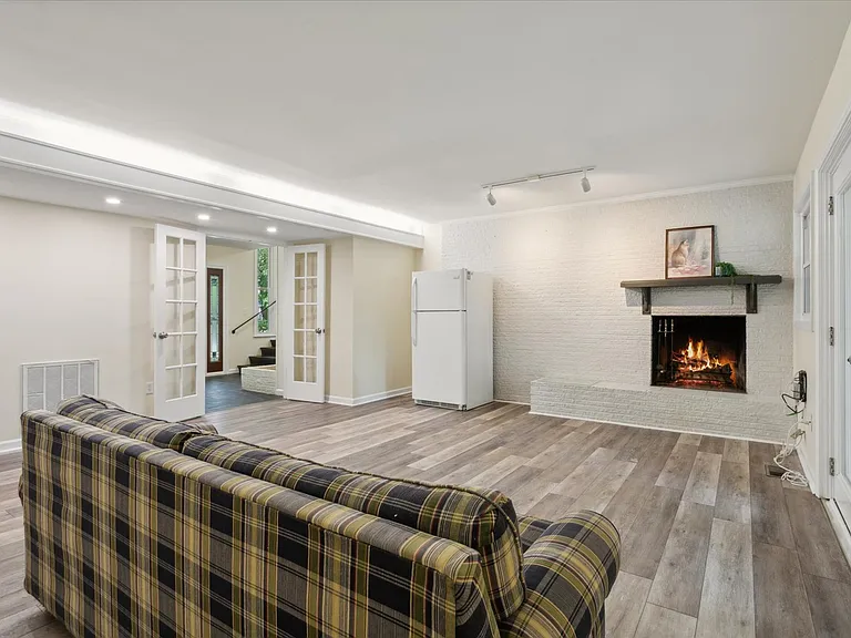112 Leslie Dr — Photo 56