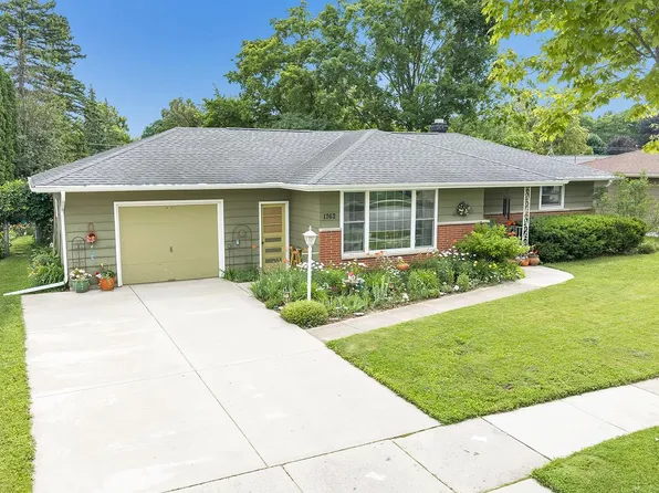 1762 Chateau Dr, Green Bay, WI 54304