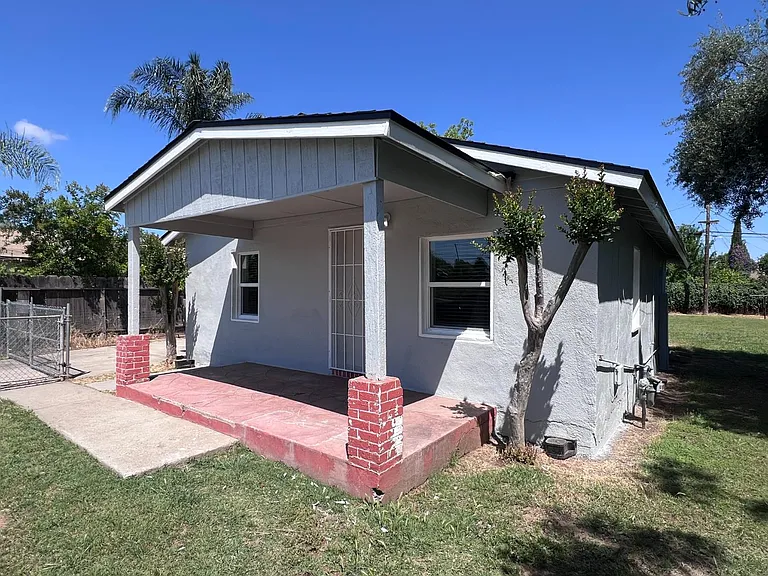 230 W Pinedale Ave — Photo 2