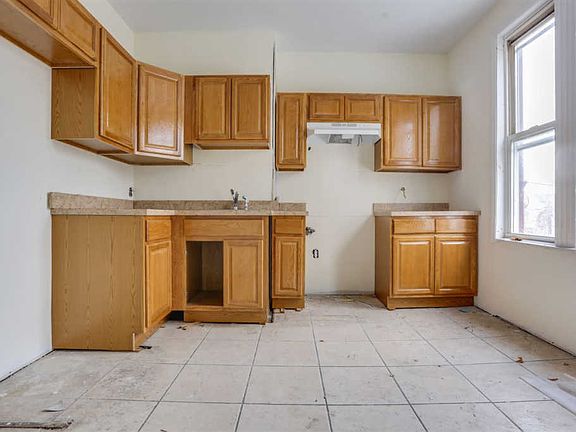 3rd image of 81 Clerk St