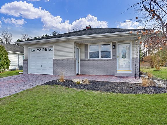 2nd image of 98 Guadeloupe Dr