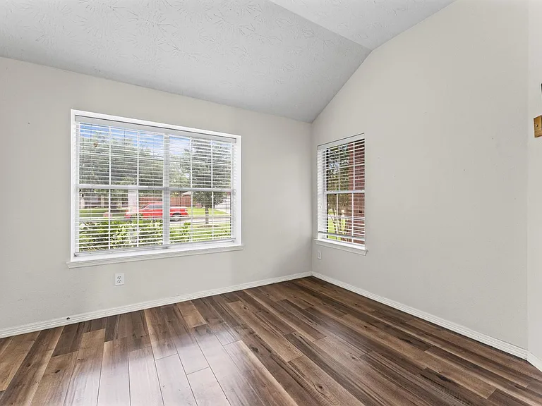 1875 Redwood Ln — Photo 11