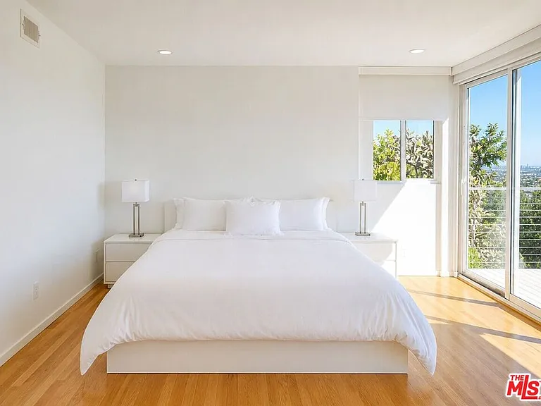 8376 Hollywood Blvd — Photo 25