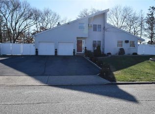 1600 Lad Ave, Medford, NY 11763