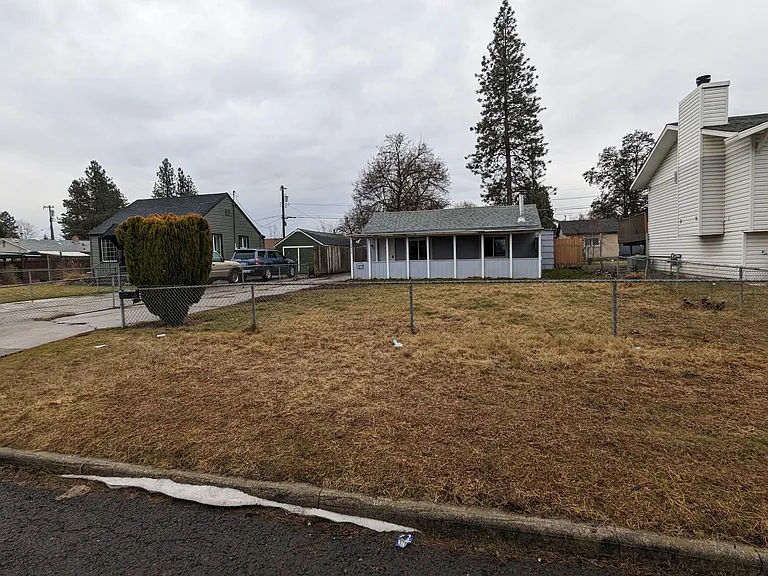 2424 E Decatur Ave — Photo 2