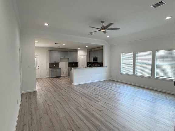 4th image of 304 Carlos Leal Dr