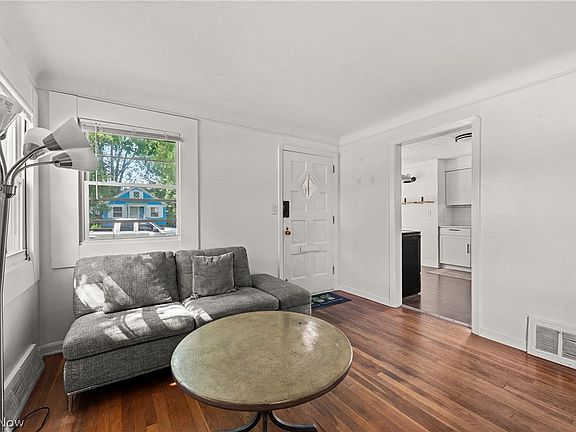 4th image of 14404 Broxton Ave