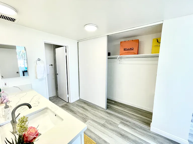 Occidental Towers Apartments — Photo 152