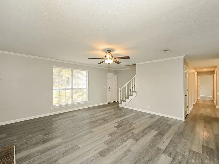 209 Lexington Dr — Photo 5