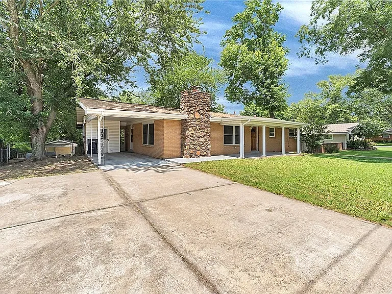 302 E Center St