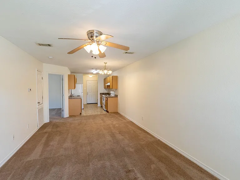 17239 Avondale Cir — Photo 2