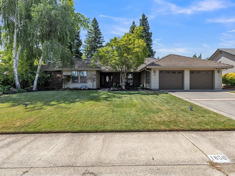 1856 Ridgeview Dr — Photo 2