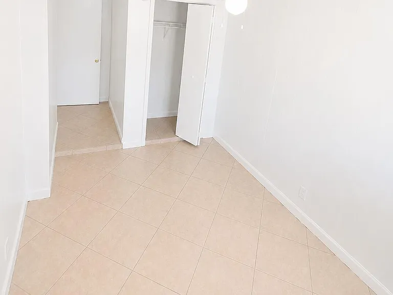 1960 NE 48th St #7 — Photo 1