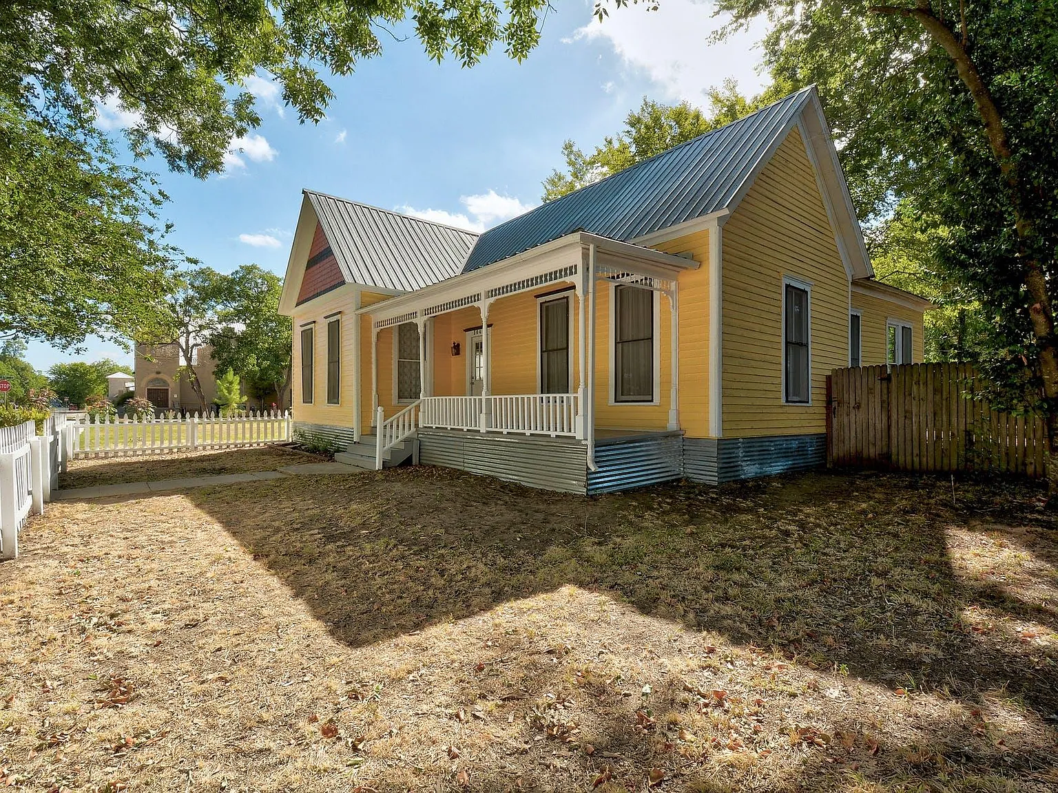 2 bed, 2.0 bath, 1521 sqft, $1,795 — Photo 2
