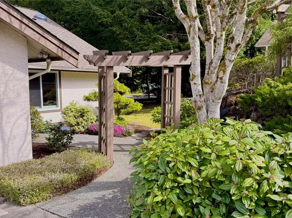 885 Berwick Rd S #2, Qualicum Beach, BC V9K 1N7