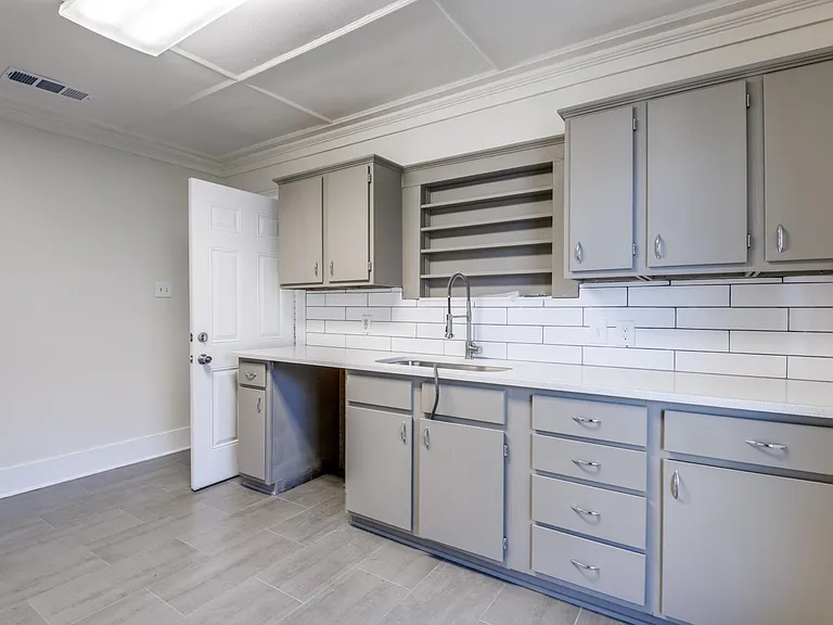 210 E Standifer St — Photo 9