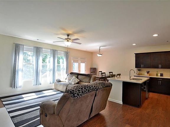 4th image of 402 New Park Dr
