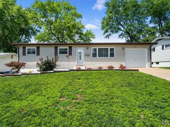 1255 Acredale Dr, Florissant, MO 63033