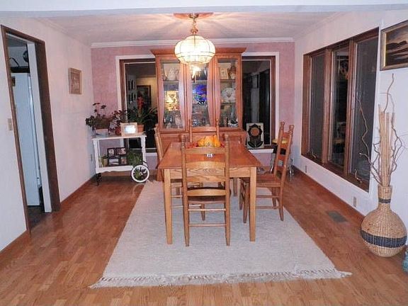 Warm, Inviting Dining Rm